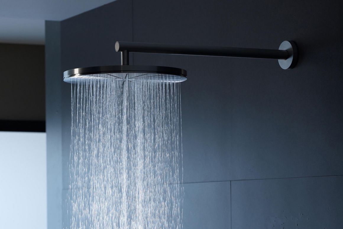 Duschkopf mit herunterlaufendem Wasser